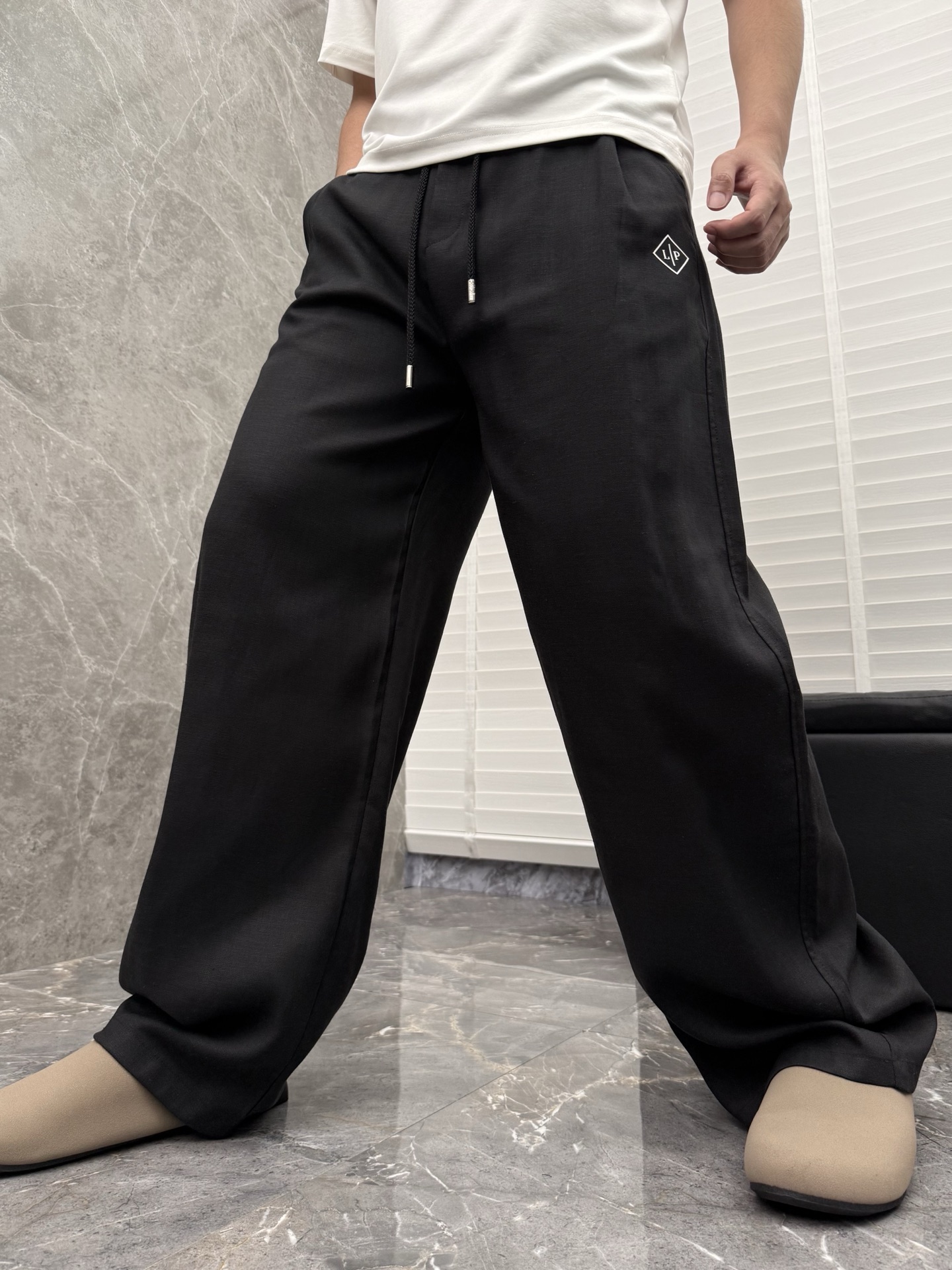 Loro Piana🌈🌈新款亚麻天丝休闲裤，采用亚麻天丝面料打造，舒适轻肤软糯，非常有垂感不显臃肿。前面