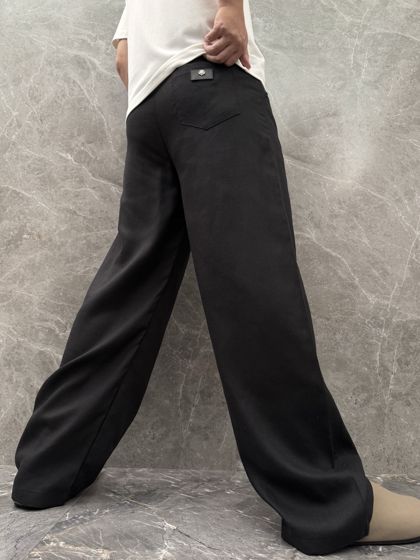 Loro Piana🌈🌈新款亚麻天丝休闲裤，采用亚麻天丝面料打造，舒适轻肤软糯，非常有垂感不显臃肿。前面