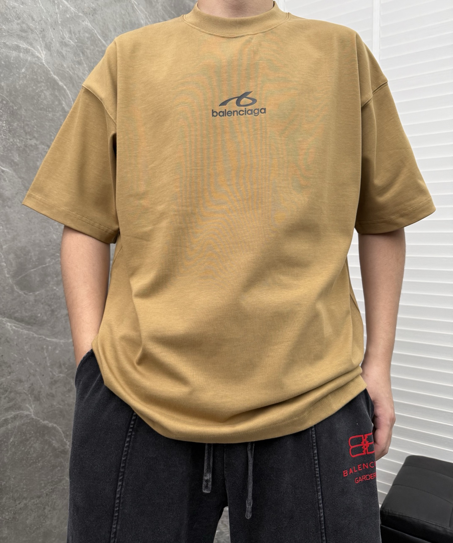 巴黎🌈🌈26年新款短袖，定制原版顶级棉面料，前后印胶logo点缀，颜色鲜艳夺目，上身有型，单穿，男女同款