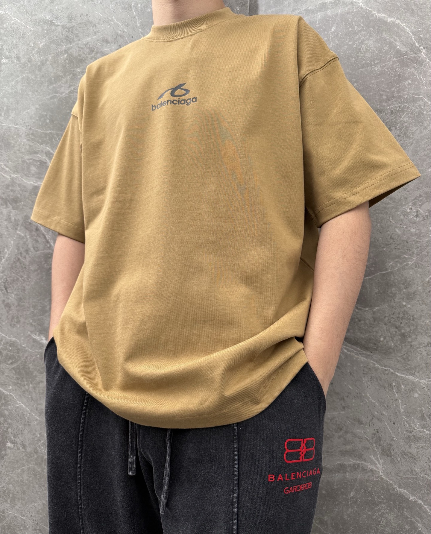 巴黎🌈🌈26年新款短袖，定制原版顶级棉面料，前后印胶logo点缀，颜色鲜艳夺目，上身有型，单穿，男女同款