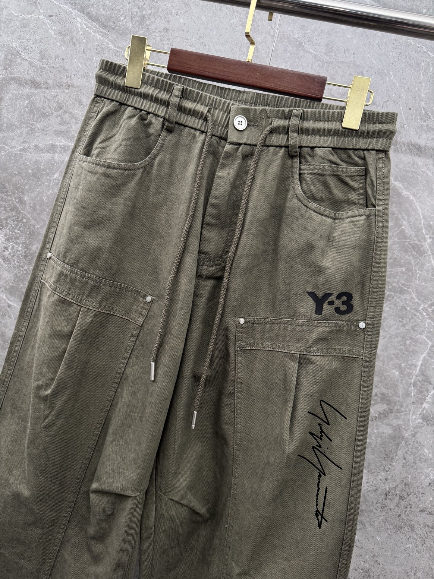Y3🌈🌈新款春夏休闲裤，进口高定面料，logo签名细节拉满，宽松版型 抽绳松紧腰，面料舒服 穿很合适，不