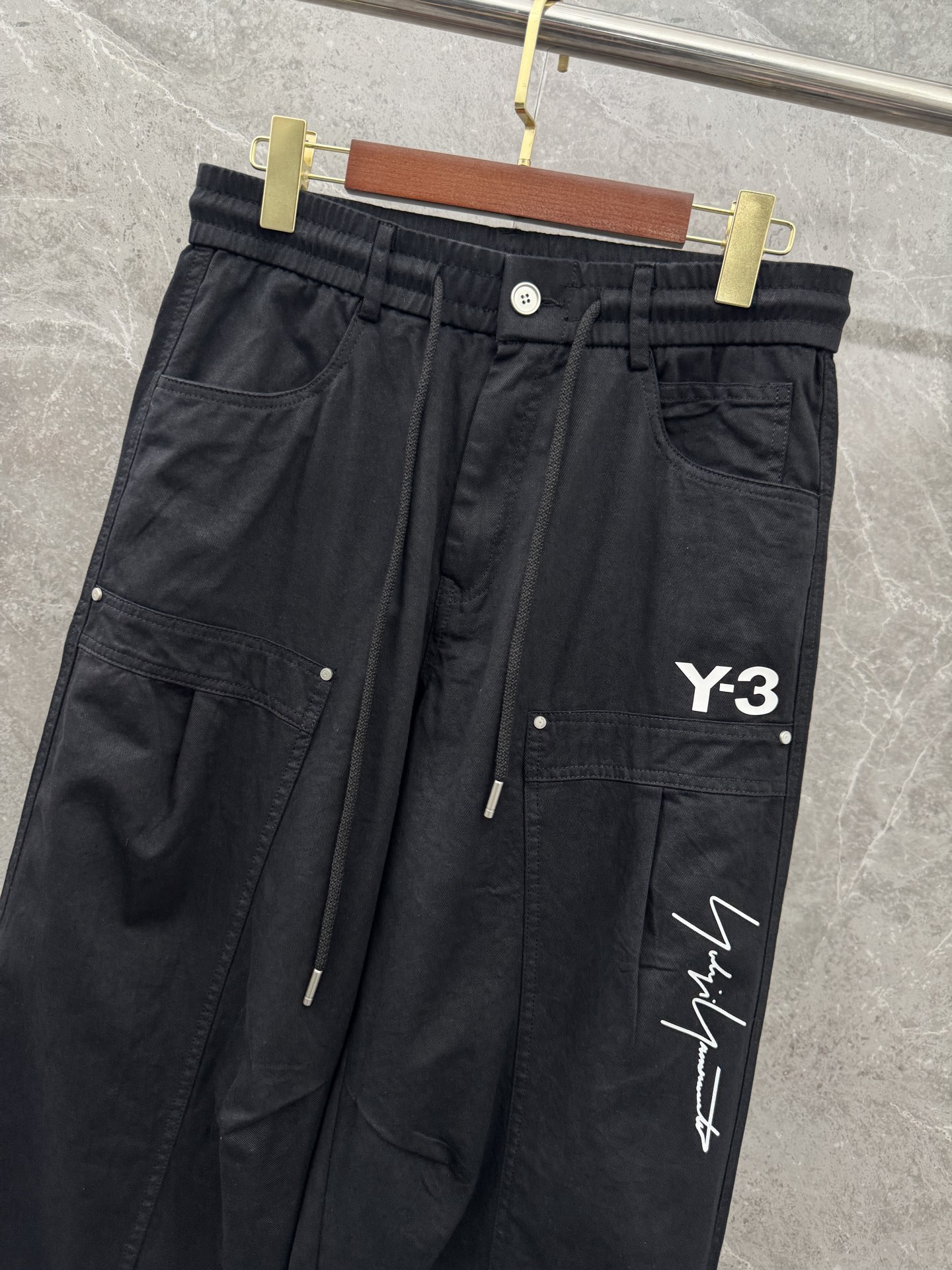 Y3🌈🌈新款春夏休闲裤，进口高定面料，logo签名细节拉满，宽松版型 抽绳松紧腰，面料舒服 穿很合适，不