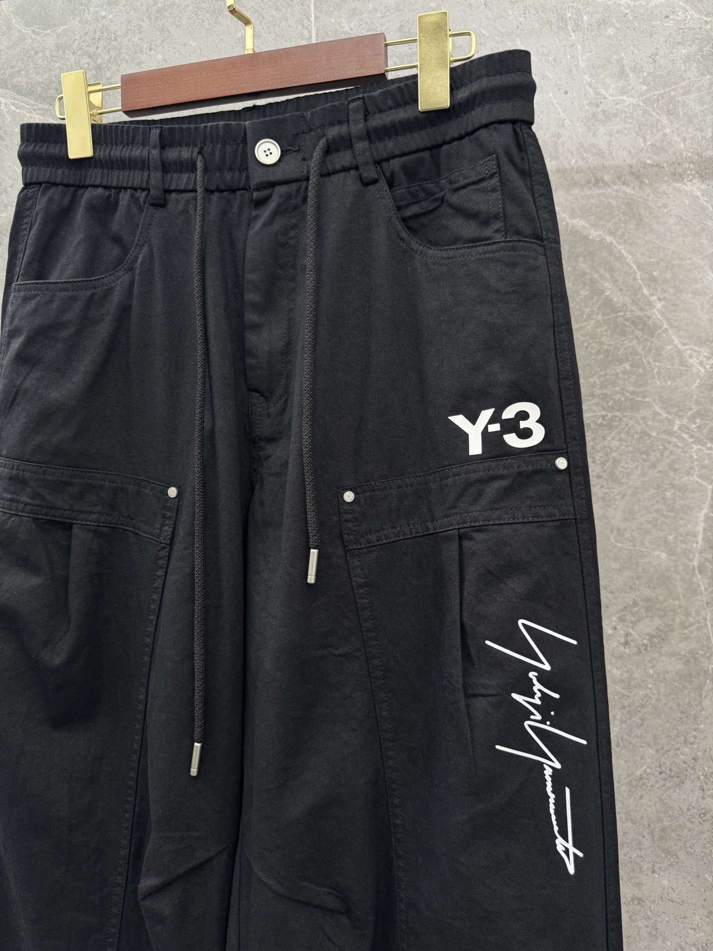 Y3🌈🌈新款春夏休闲裤，进口高定面料，logo签名细节拉满，宽松版型 抽绳松紧腰，面料舒服 穿很合适，不