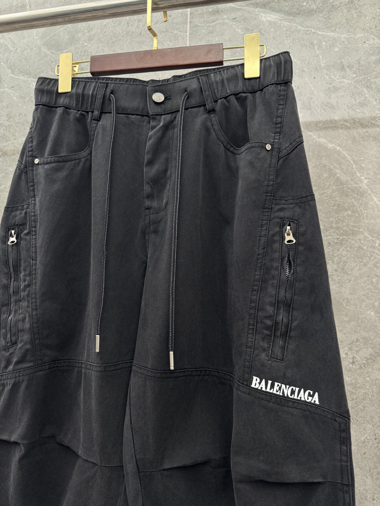 巴黎🌈🌈新款春夏工装裤，进口高定面料，宽松直筒版型，多口袋设计，腰部松紧抽绳 ，面料亲肤舒适 保型性好不