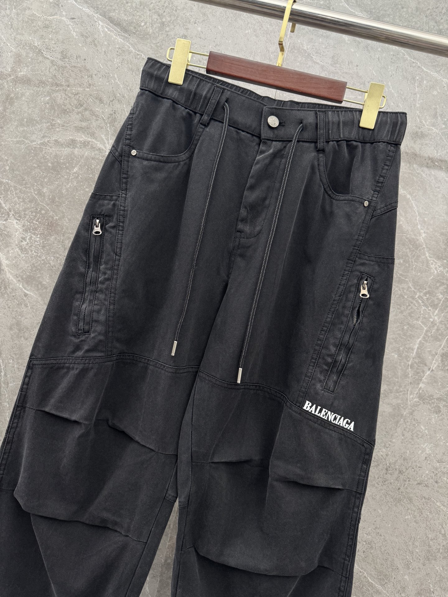 巴黎🌈🌈新款春夏工装裤，进口高定面料，宽松直筒版型，多口袋设计，腰部松紧抽绳 ，面料亲肤舒适 保型性好不