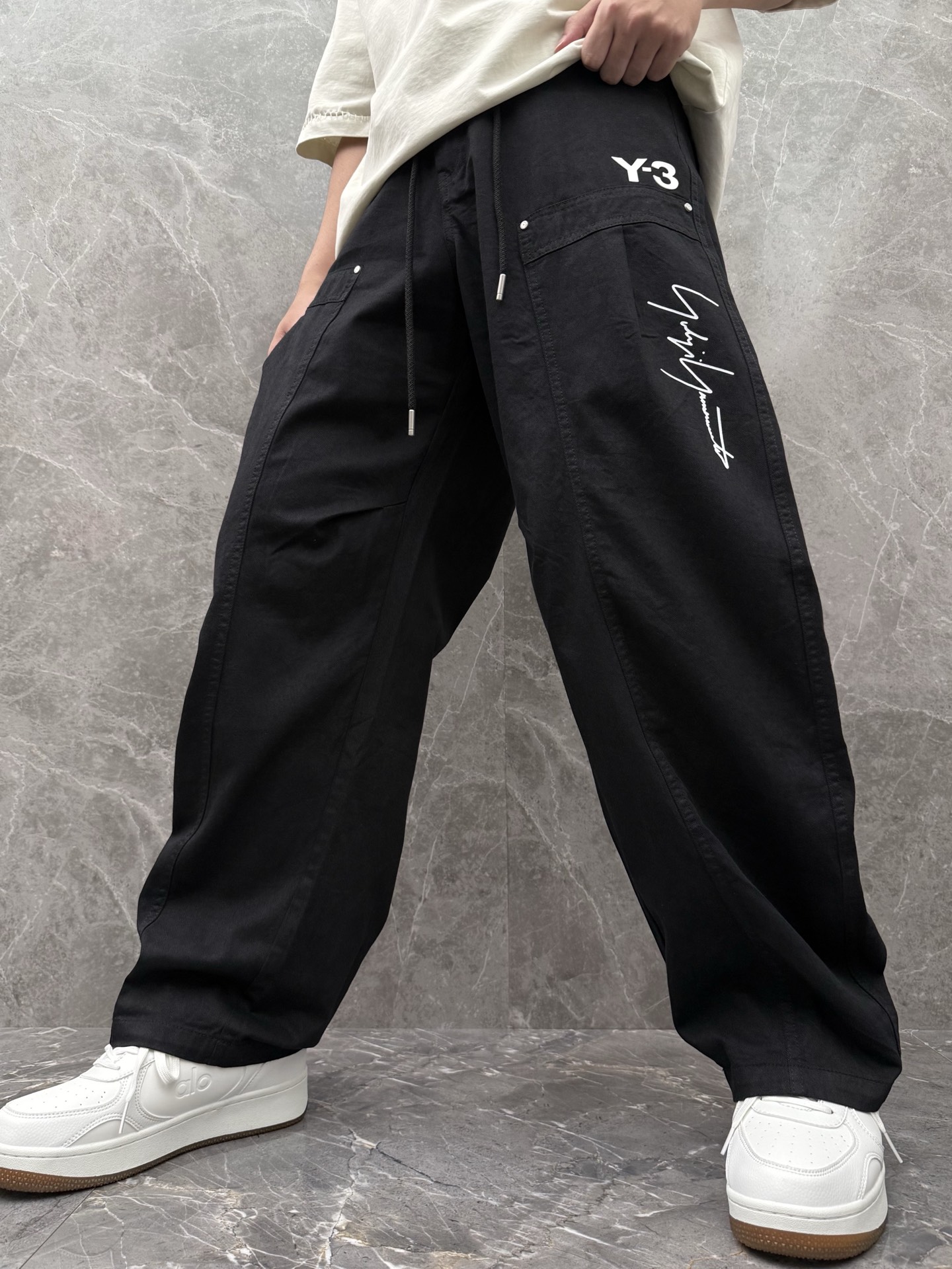 Y3🌈🌈新款春夏休闲裤，进口高定面料，logo签名细节拉满，宽松版型 抽绳松紧腰，面料舒服 穿很合适，不