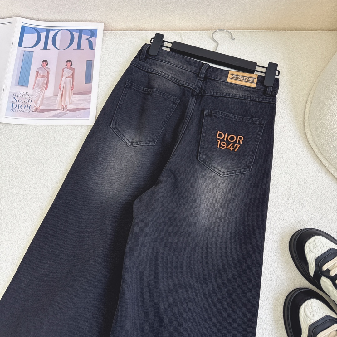 特价🉐️ ❗️现货齐码❗️不退不换❗️百搭神器 CD ———春夏最新款logo刺绣装饰卷边直筒牛仔裤🖤各