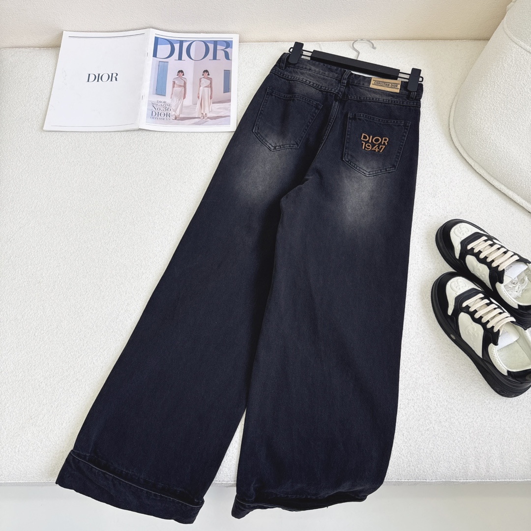 特价🉐️ ❗️现货齐码❗️不退不换❗️百搭神器 CD ———春夏最新款logo刺绣装饰卷边直筒牛仔裤🖤各