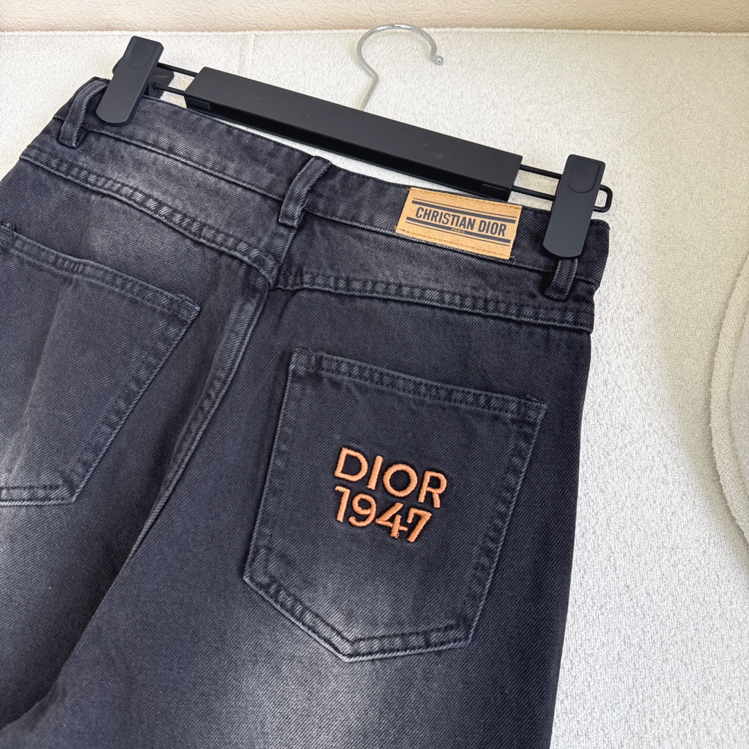 特价🉐️ ❗️现货齐码❗️不退不换❗️百搭神器 CD ———春夏最新款logo刺绣装饰卷边直筒牛仔裤🖤各