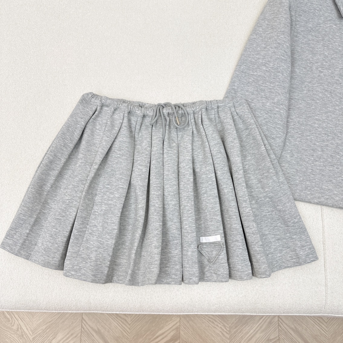 特价🉐️一套❗️现货齐码❗️不退不换❗️减龄一套搭配 PD 🌾————早秋最新款休闲时髦套装🩶polo翻