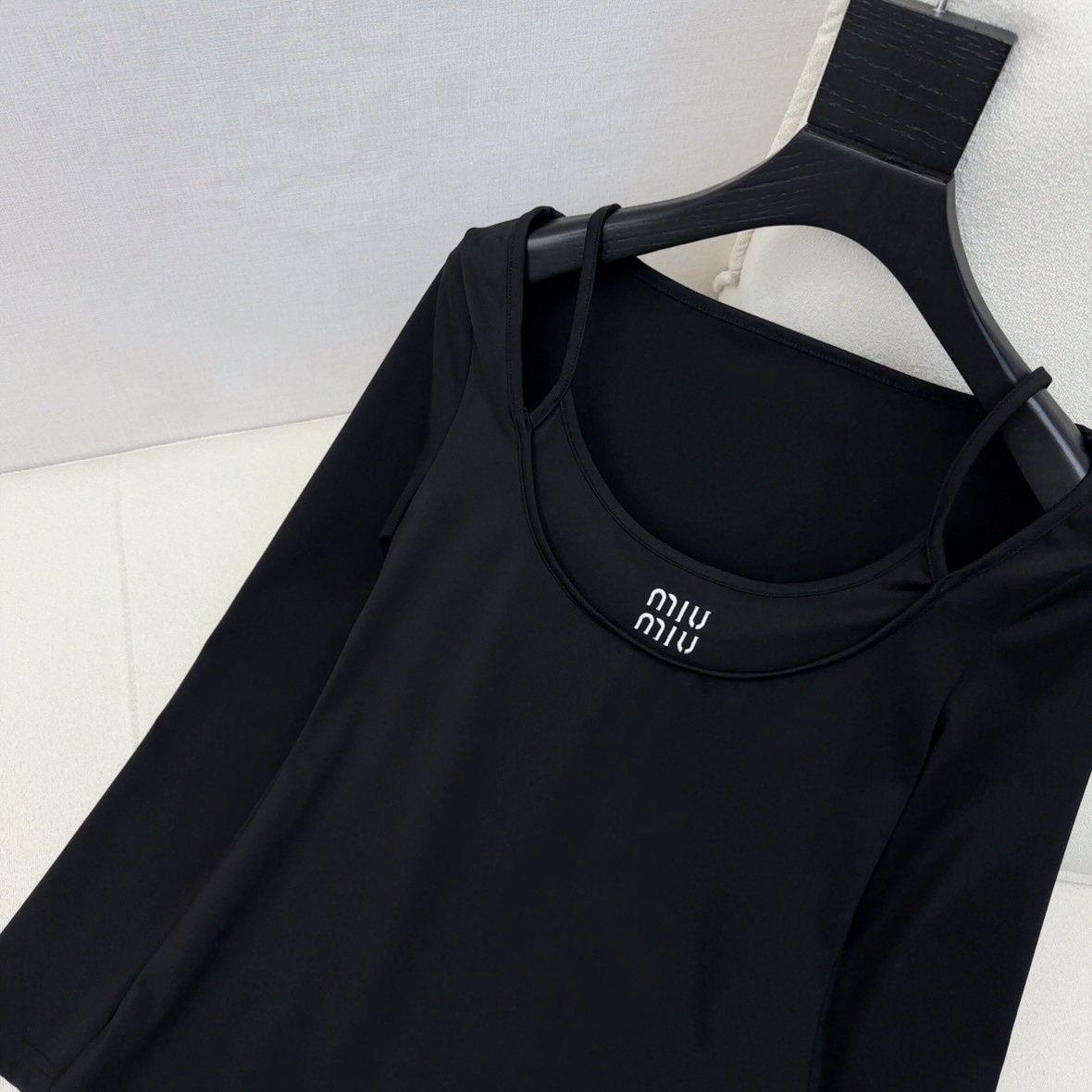 特价🉐️❗️现货齐码❗️不退不换❗️独家款 Miu 🌾————早秋最新款假两件做法长款连衣裙🖤logo字