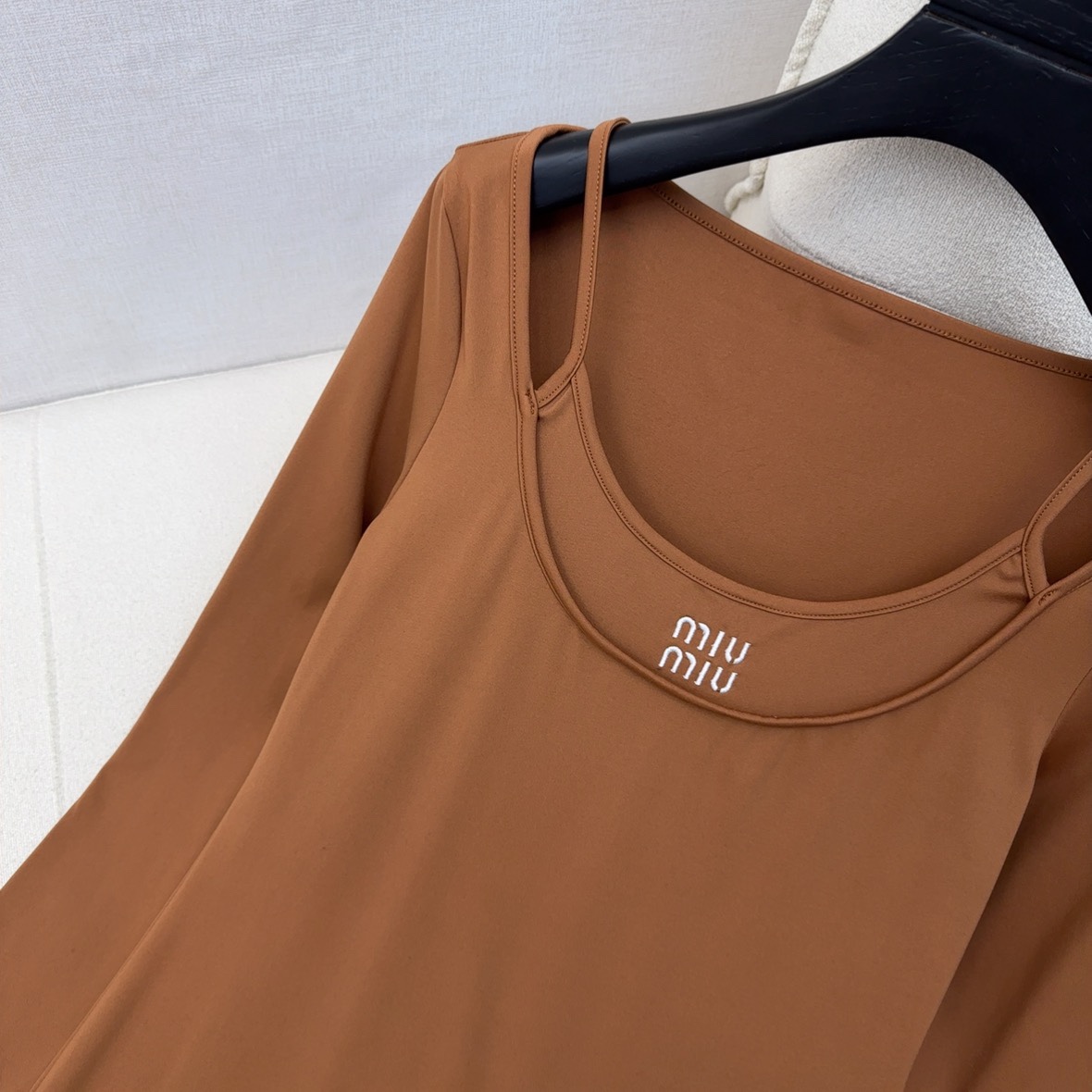 特价🉐️❗️现货齐码❗️不退不换❗️独家款 Miu 🌾————早秋最新款假两件做法长款连衣裙🖤logo字