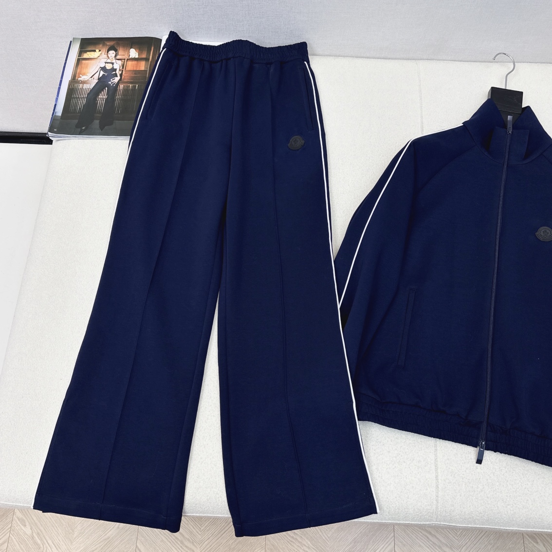 特价🉐️一套❗️现货齐码❗️不退不换❗️独家款～～MC 24As————秋冬最新款撞色边装饰休闲套装🖤宽