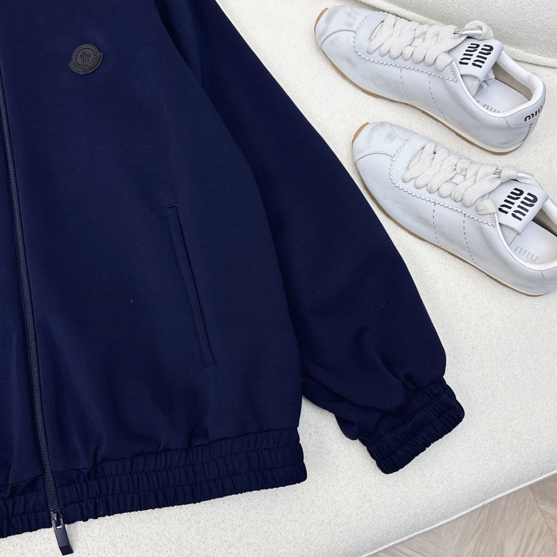 特价🉐️一套❗️现货齐码❗️不退不换❗️独家款～～MC 24As————秋冬最新款撞色边装饰休闲套装🖤宽