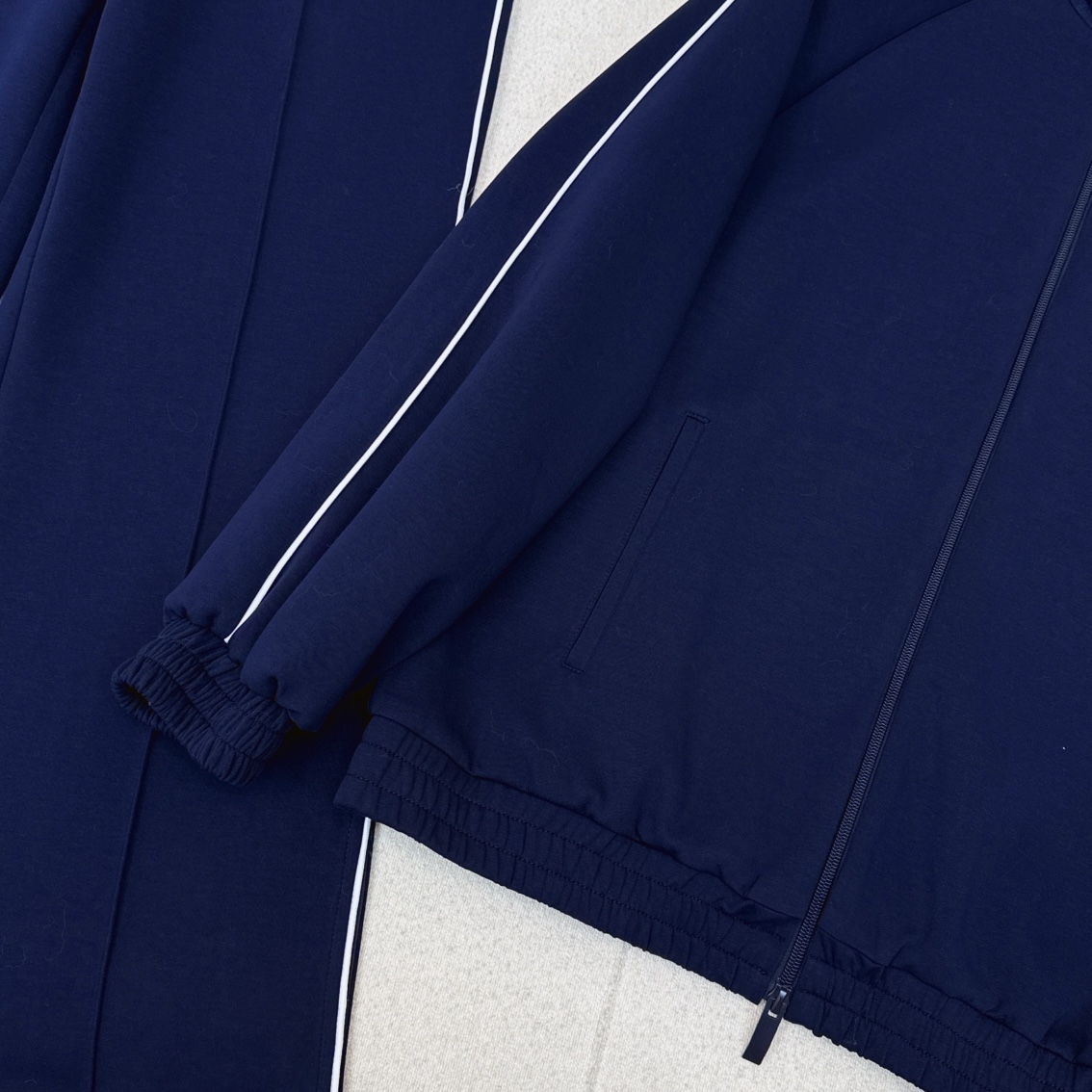 特价🉐️一套❗️现货齐码❗️不退不换❗️独家款～～MC 24As————秋冬最新款撞色边装饰休闲套装🖤宽