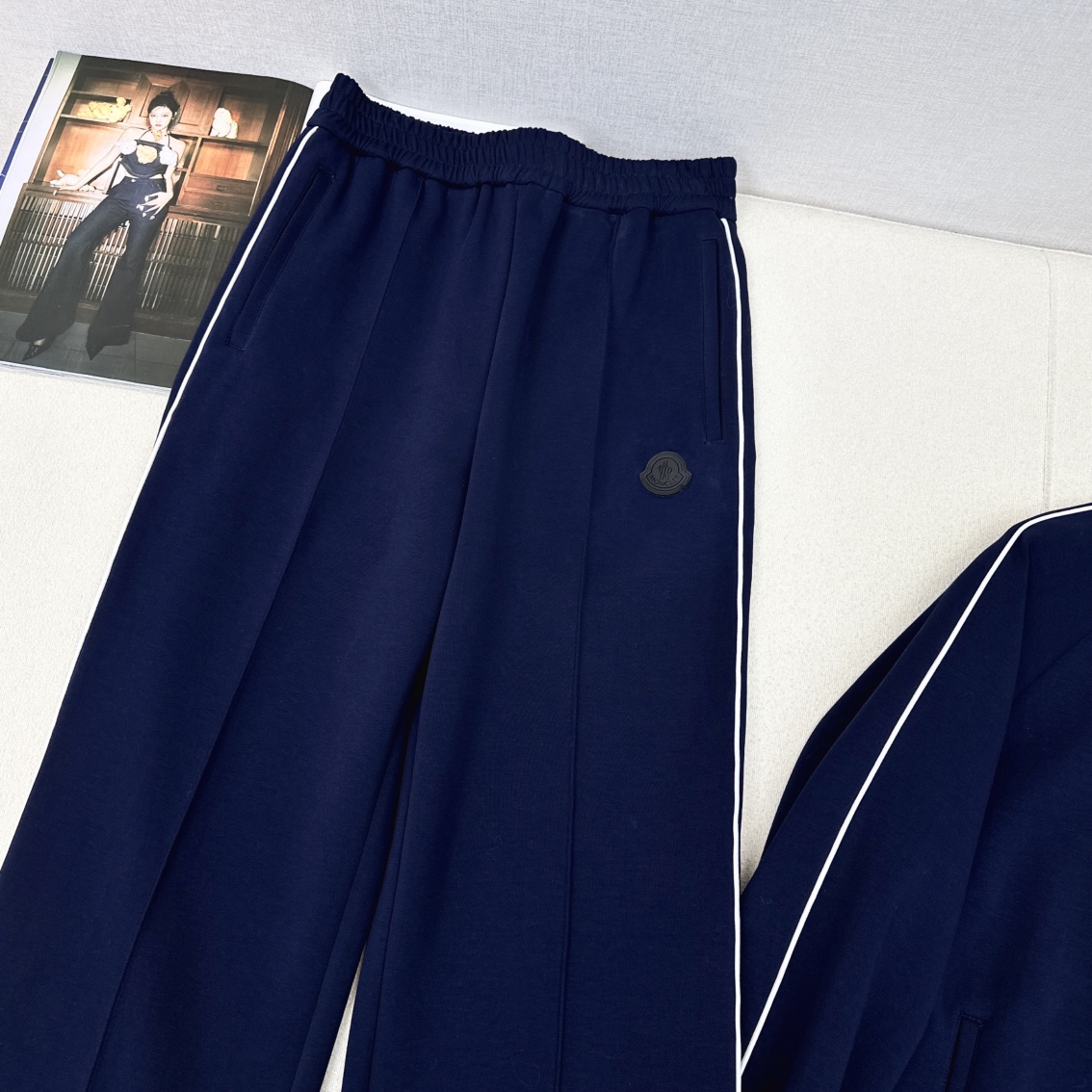 特价🉐️一套❗️现货齐码❗️不退不换❗️独家款～～MC 24As————秋冬最新款撞色边装饰休闲套装🖤宽