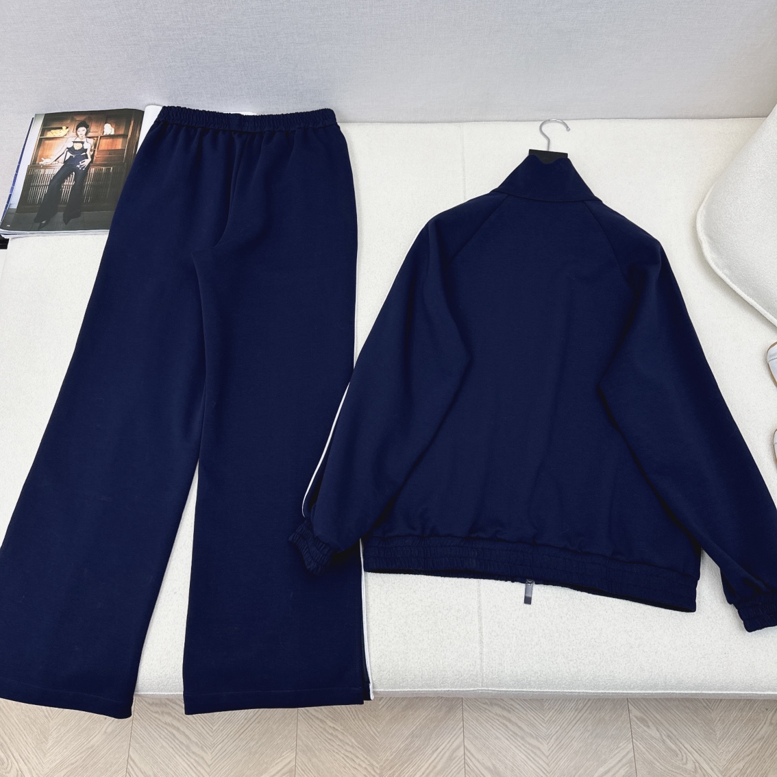 特价🉐️一套❗️现货齐码❗️不退不换❗️独家款～～MC 24As————秋冬最新款撞色边装饰休闲套装🖤宽