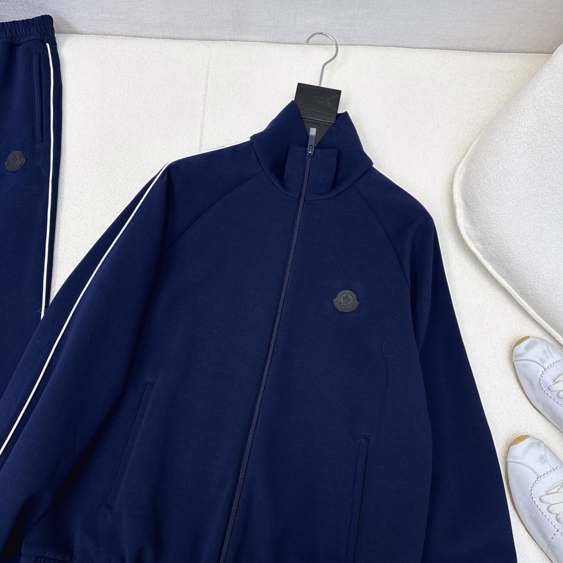 特价🉐️一套❗️现货齐码❗️不退不换❗️独家款～～MC 24As————秋冬最新款撞色边装饰休闲套装🖤宽