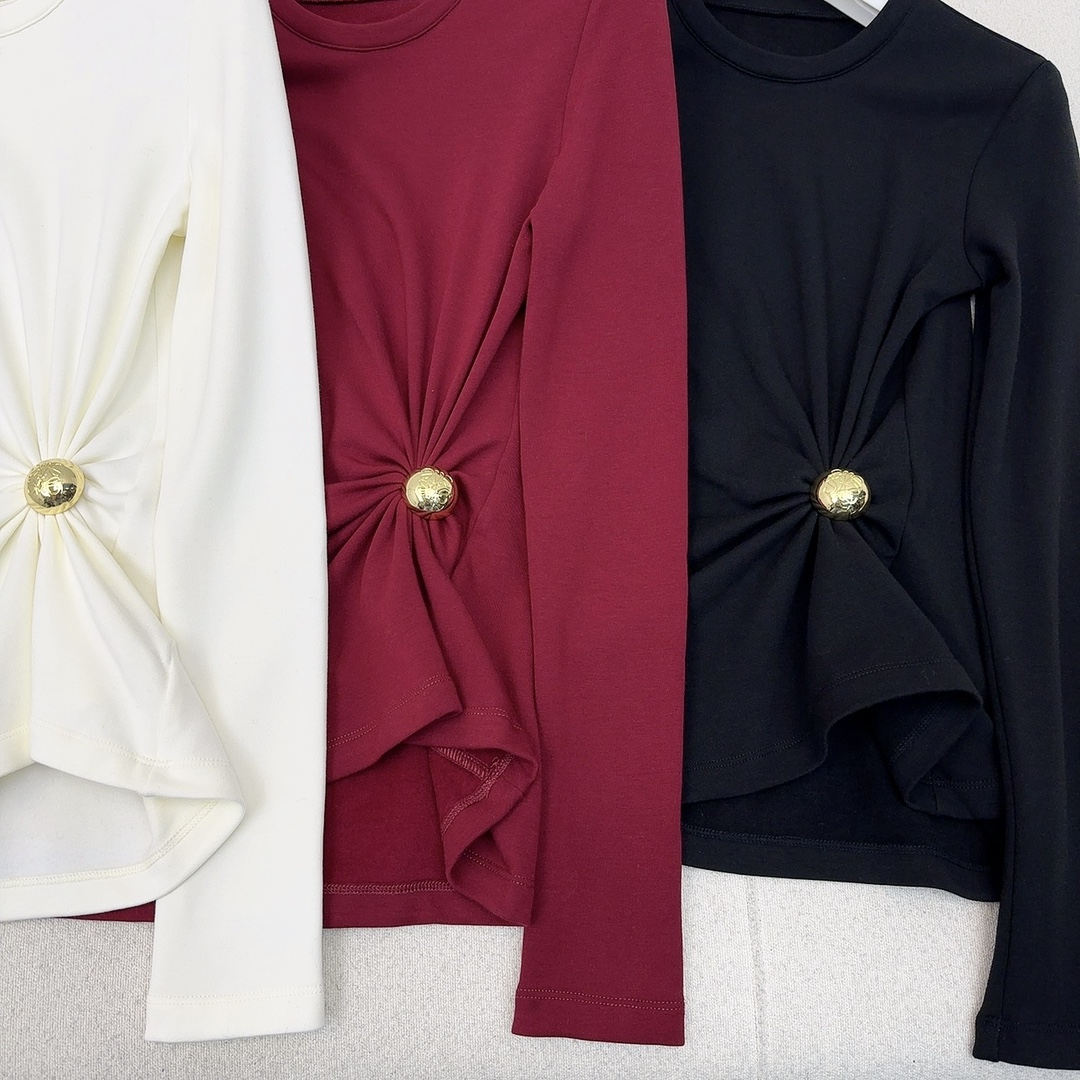 特价🉐️ ❗️现货齐码❗️不退不换❗️时髦精单品 Loe ————春夏最新款扭结金属装饰加绒打底衫 🖤白