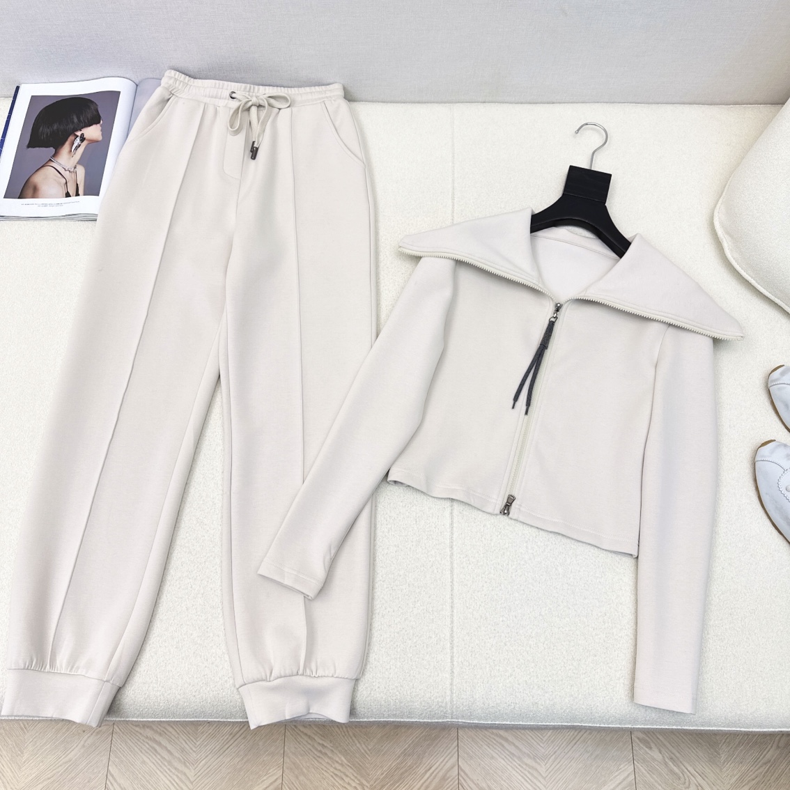 特价🉐️一套❗️SM❗️不退不换❗️独家款～ BC 🌾————秋冬最新款时髦假设计卫衣套装 🩶大翻领休闲