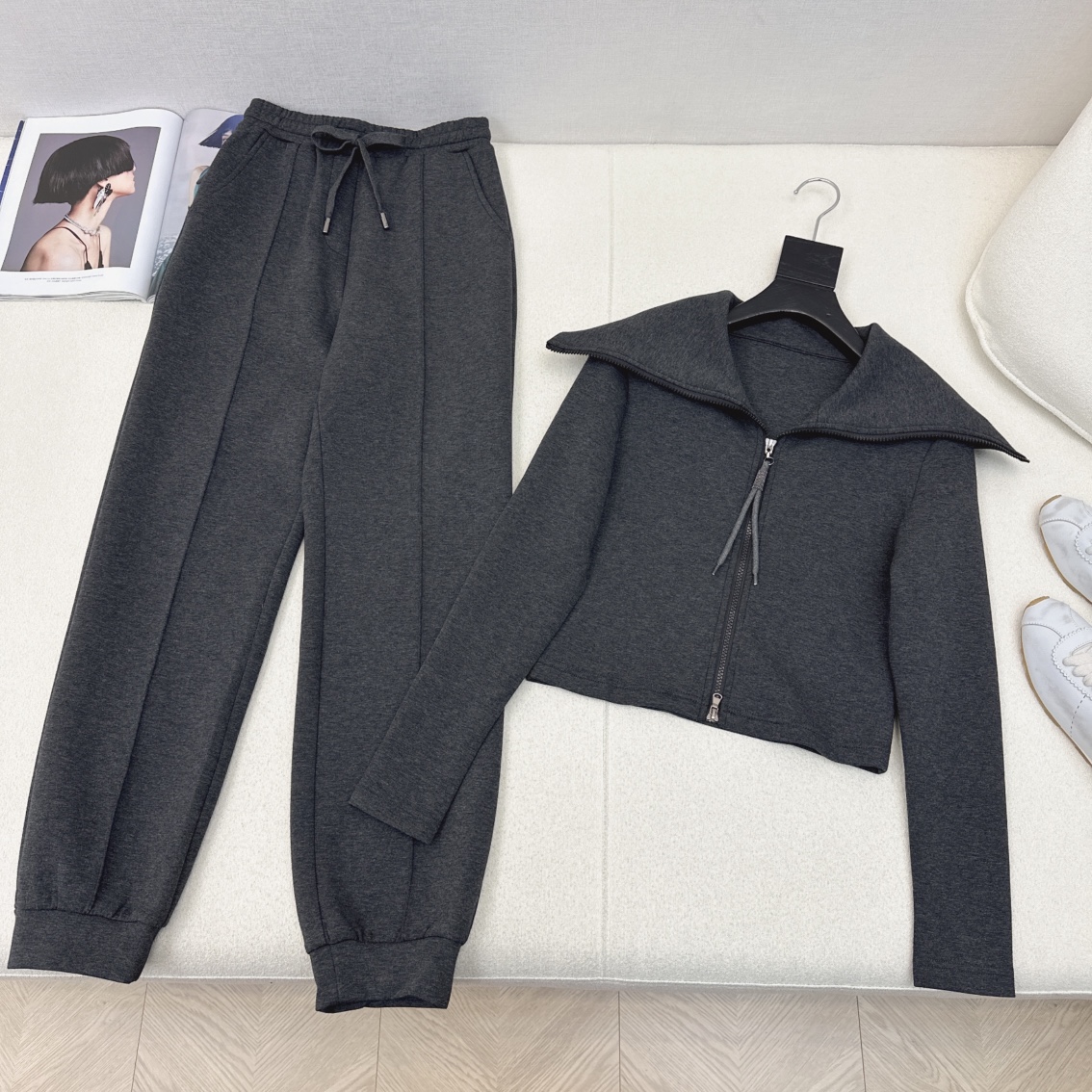 特价🉐️一套❗️SM❗️不退不换❗️独家款～ BC 🌾————秋冬最新款时髦假设计卫衣套装 🩶大翻领休闲