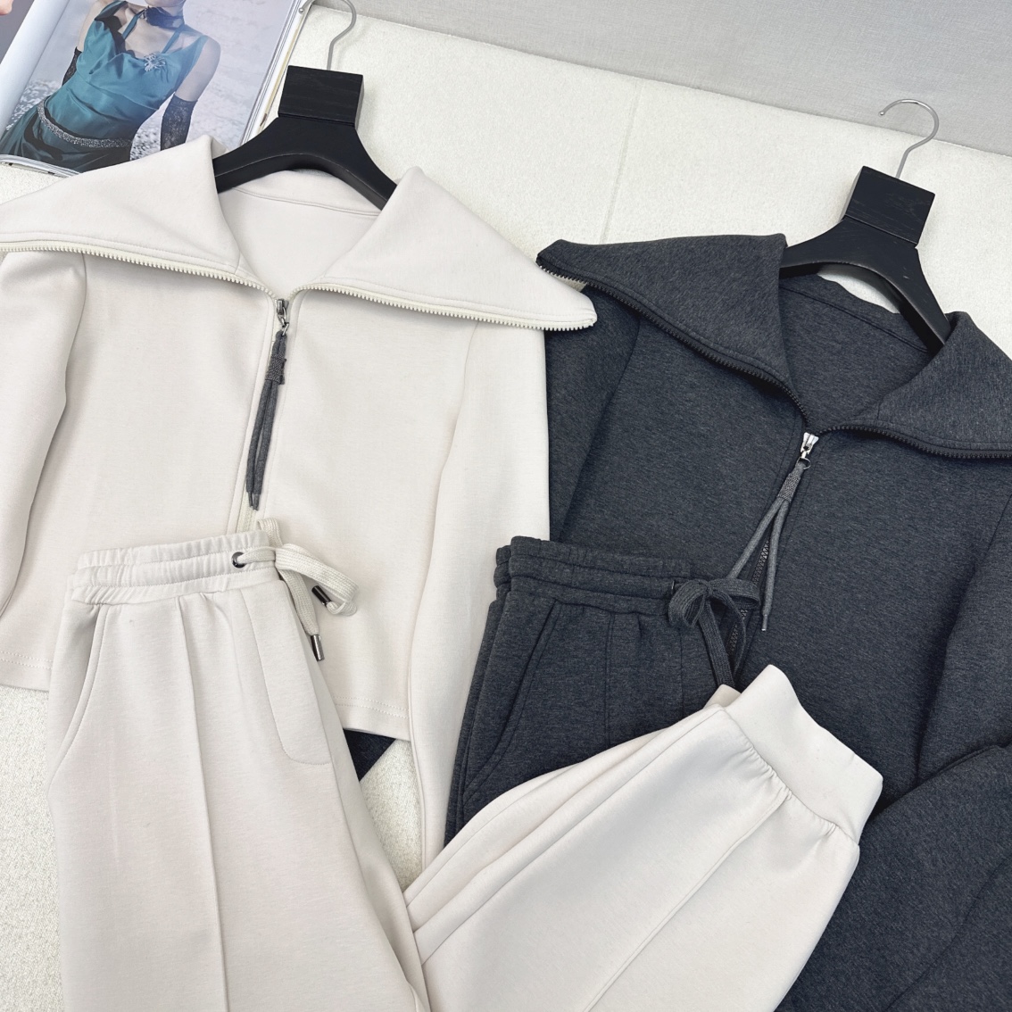 特价🉐️一套❗️SM❗️不退不换❗️独家款～ BC 🌾————秋冬最新款时髦假设计卫衣套装 🩶大翻领休闲