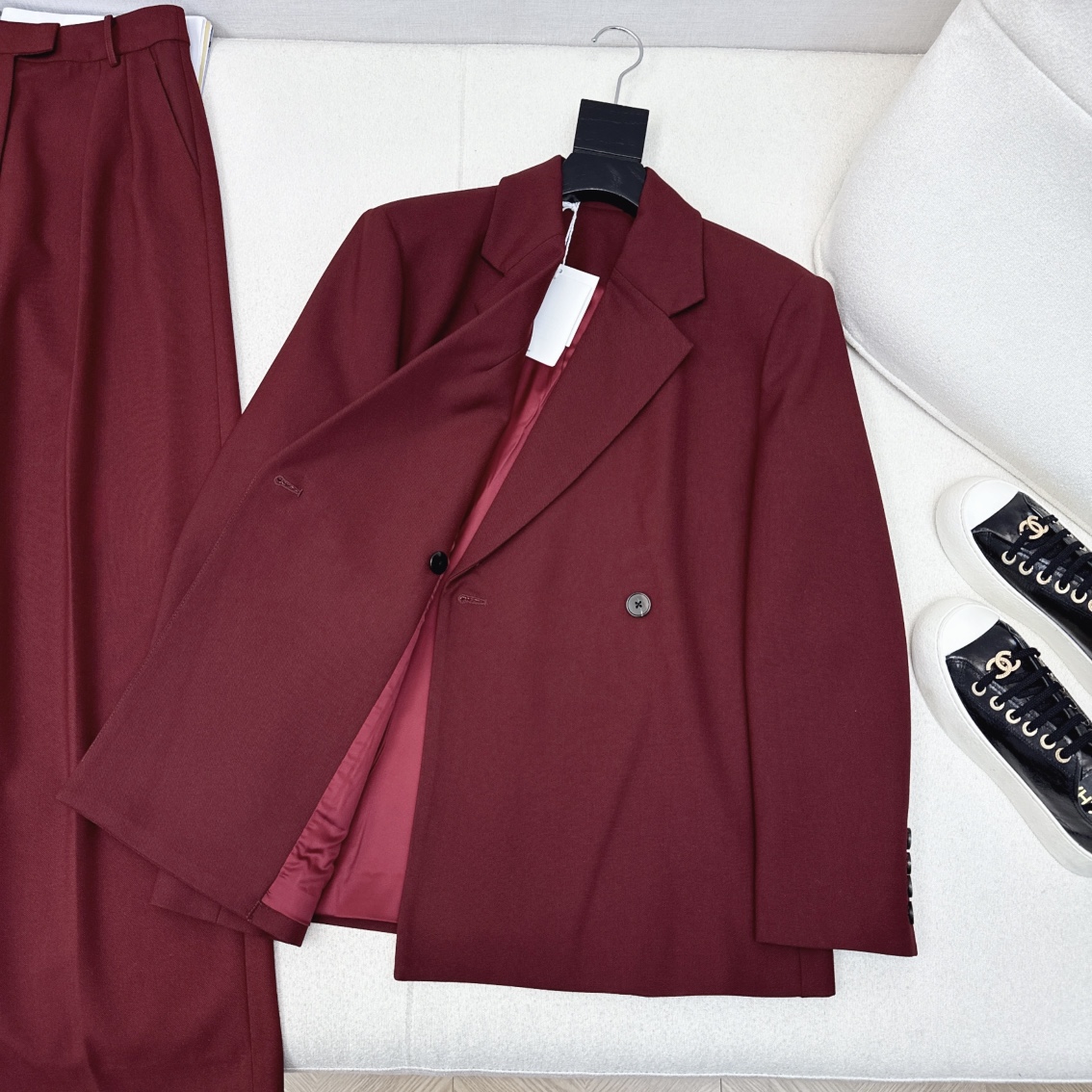 Stylish Red Suit Set for Spring Mornings: Coat, Shorts, and Specs! - 图片 7