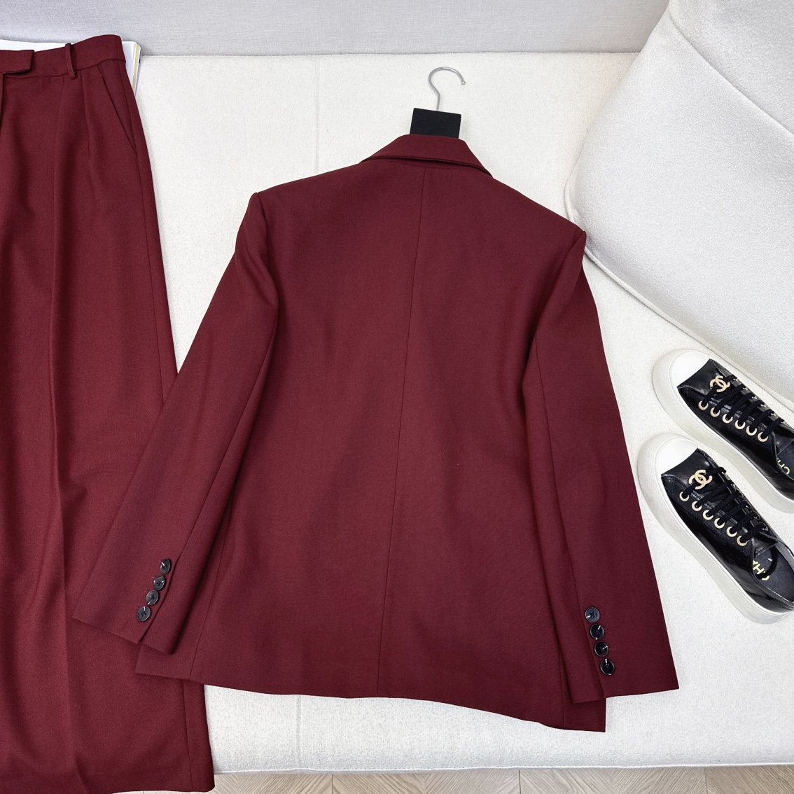 Stylish Red Suit Set for Spring Mornings: Coat, Shorts, and Specs! - 图片 9