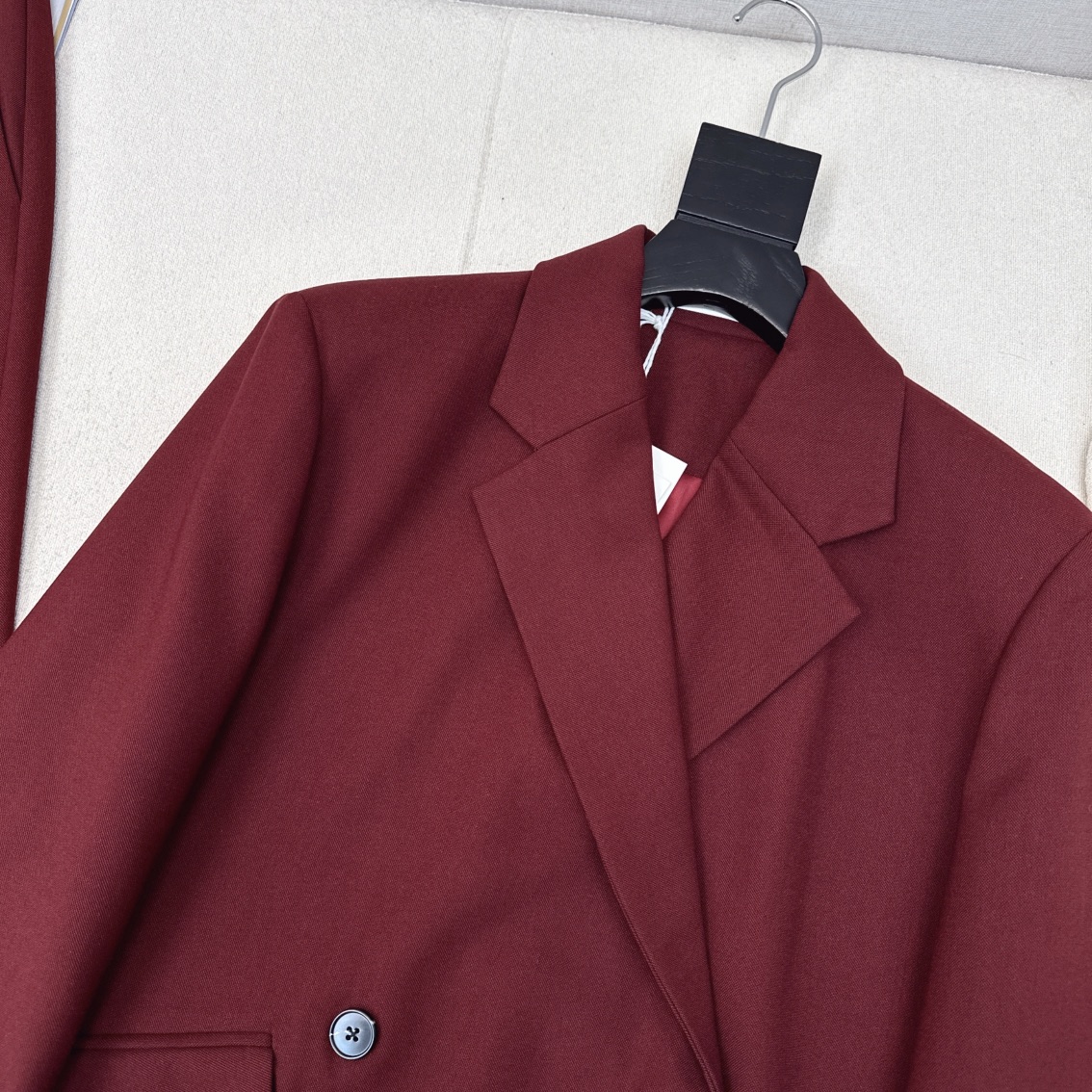 Stylish Red Suit Set for Spring Mornings: Coat, Shorts, and Specs! - 图片 4