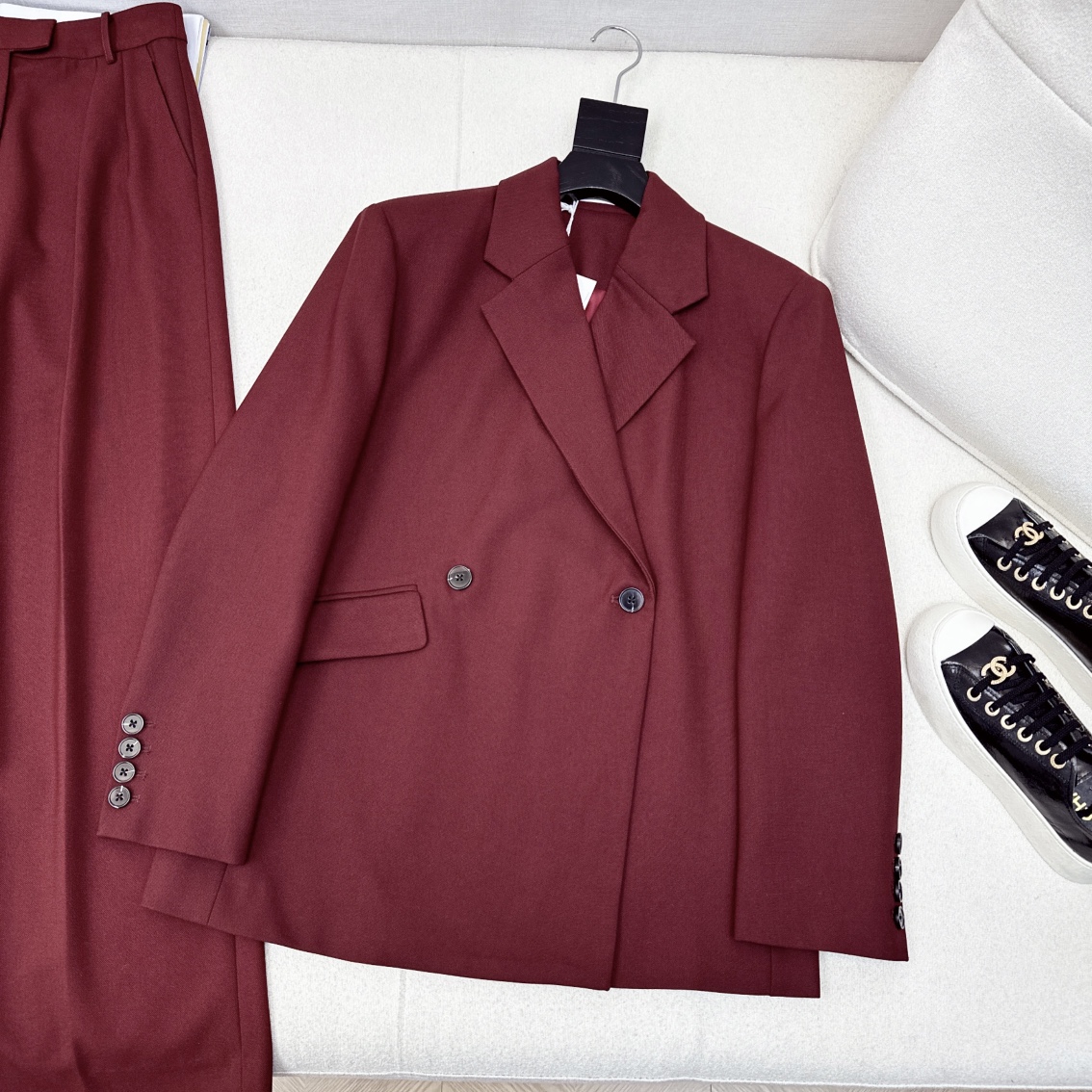 Stylish Red Suit Set for Spring Mornings: Coat, Shorts, and Specs! - 图片 3