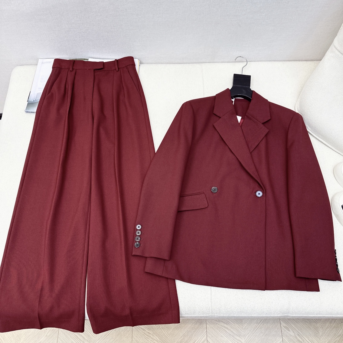 Stylish Red Suit Set for Spring Mornings: Coat, Shorts, and Specs! - 图片 1