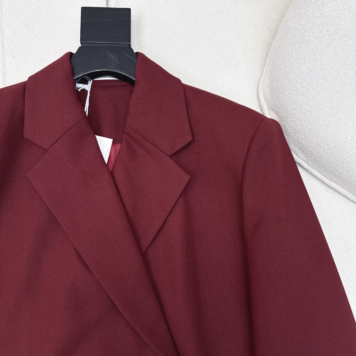 Stylish Red Suit Set for Spring Mornings: Coat, Shorts, and Specs! - 图片 5
