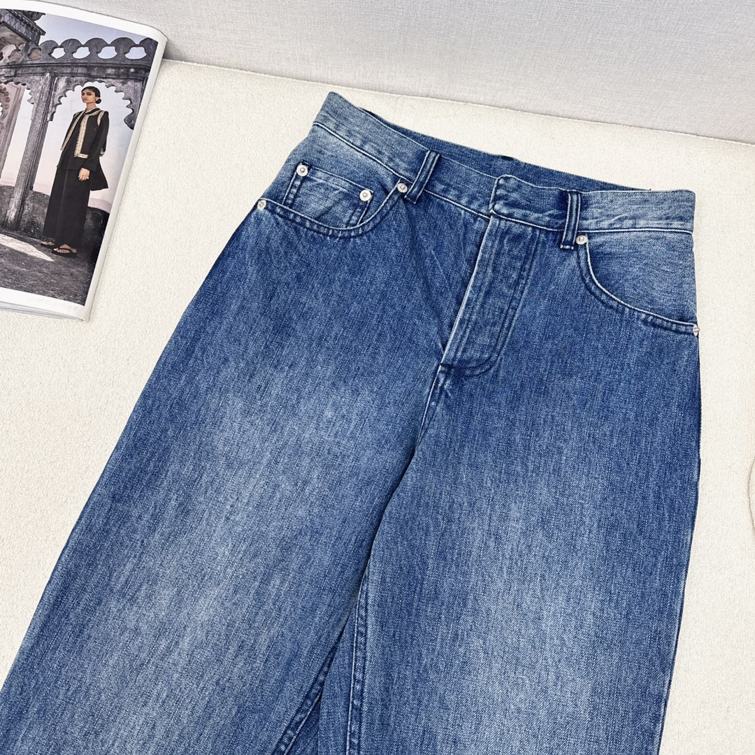 特价🉐️❗️现货齐码❗️不退不换❗️极简穿搭 CD 25Ss————春夏最新款织带翻边装饰牛仔裤 🩵这一
