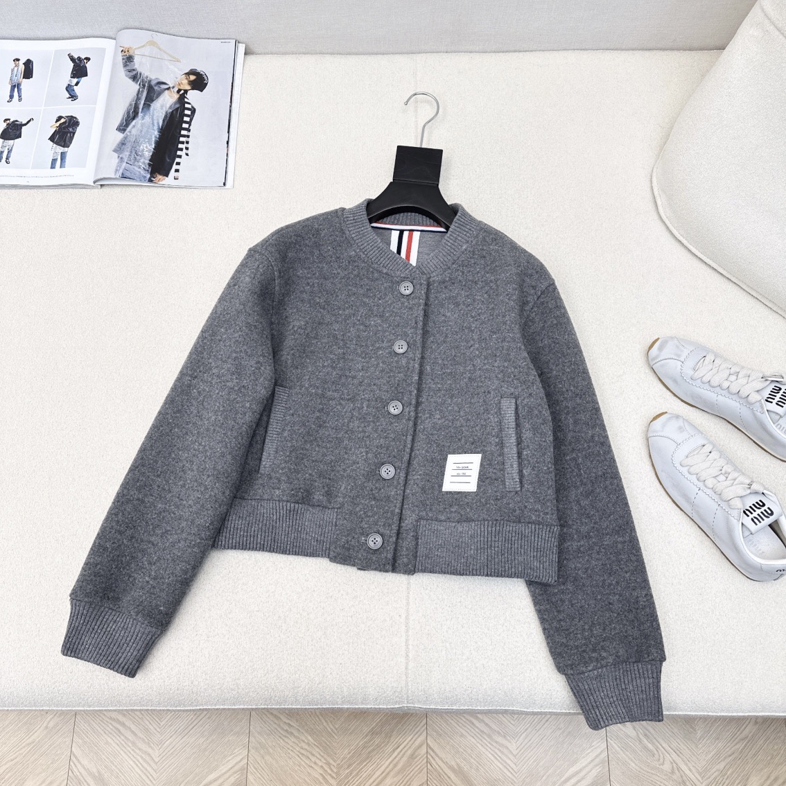 “Original Female Suit with Cuckoo Lace and Flight Jacket: Fashion Highlights” - 图片 5