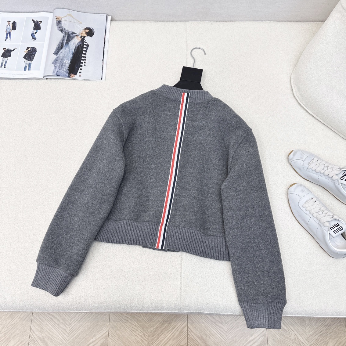 “Original Female Suit with Cuckoo Lace and Flight Jacket: Fashion Highlights” - 图片 6