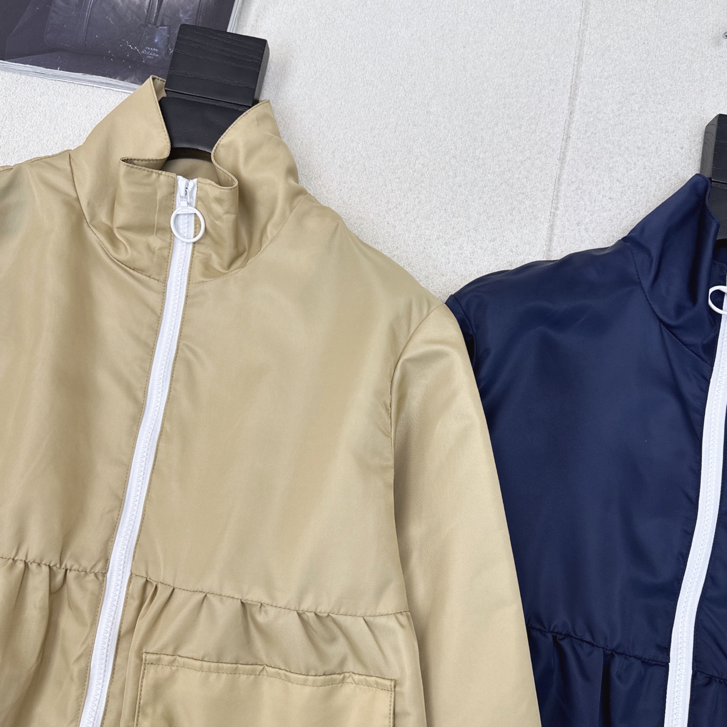 特价🉐️❗️杏色SML❗️不退不换❗️独家首发 PD 25Ss————春夏最新款时髦精穿搭再生尼龙拉链夹