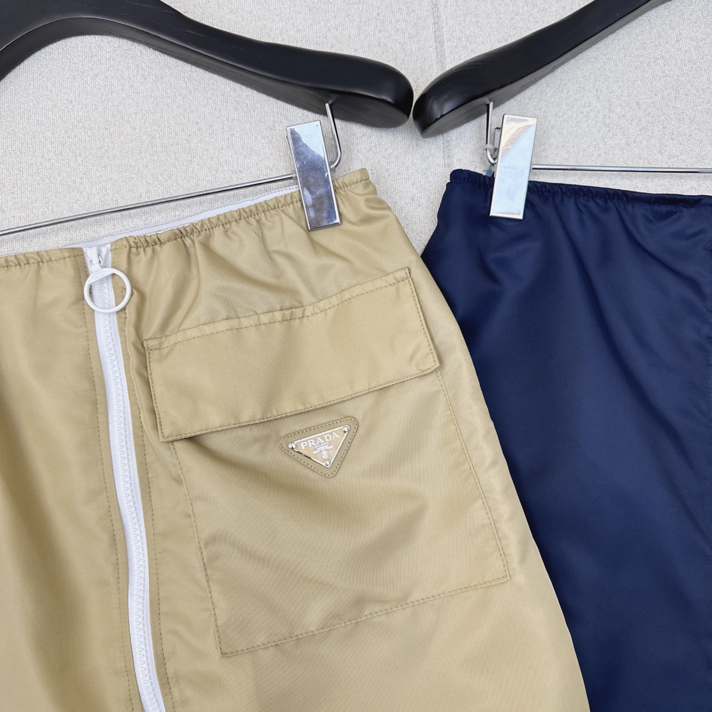 特价🉐️❗️现货齐码❗️不退不换❗️独家首发 PD 25Ss————春夏最新款经典三角标装饰尼龙半裙 🤎