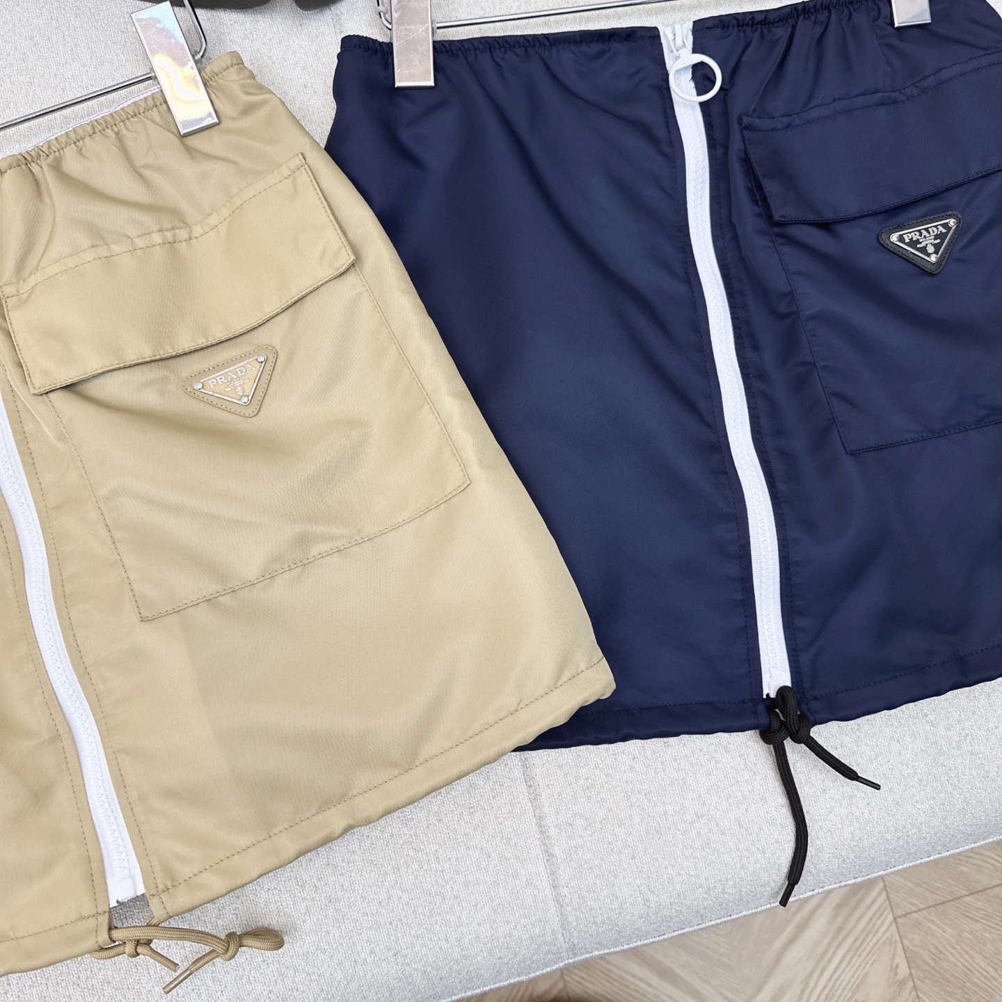 特价🉐️❗️现货齐码❗️不退不换❗️独家首发 PD 25Ss————春夏最新款经典三角标装饰尼龙半裙 🤎