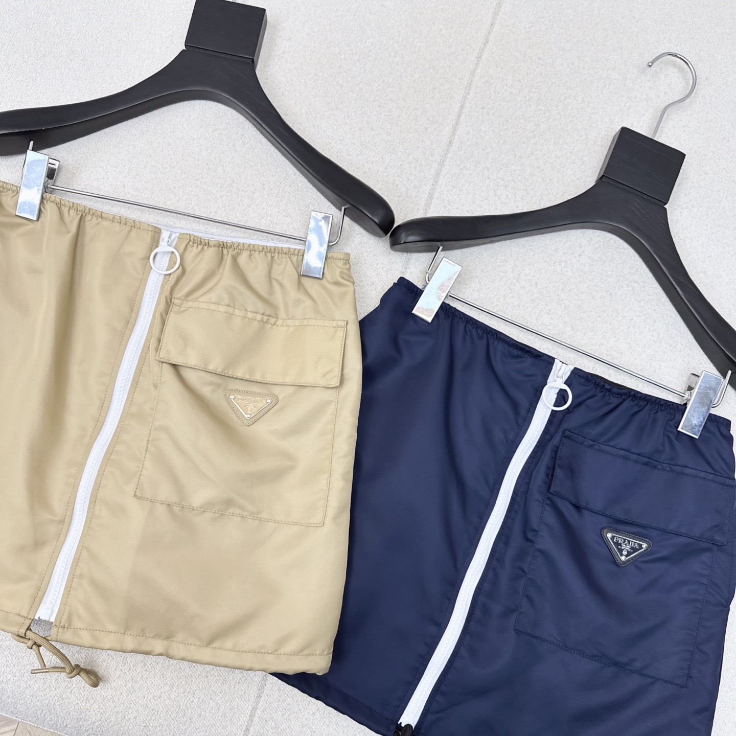 特价🉐️❗️现货齐码❗️不退不换❗️独家首发 PD 25Ss————春夏最新款经典三角标装饰尼龙半裙 🤎