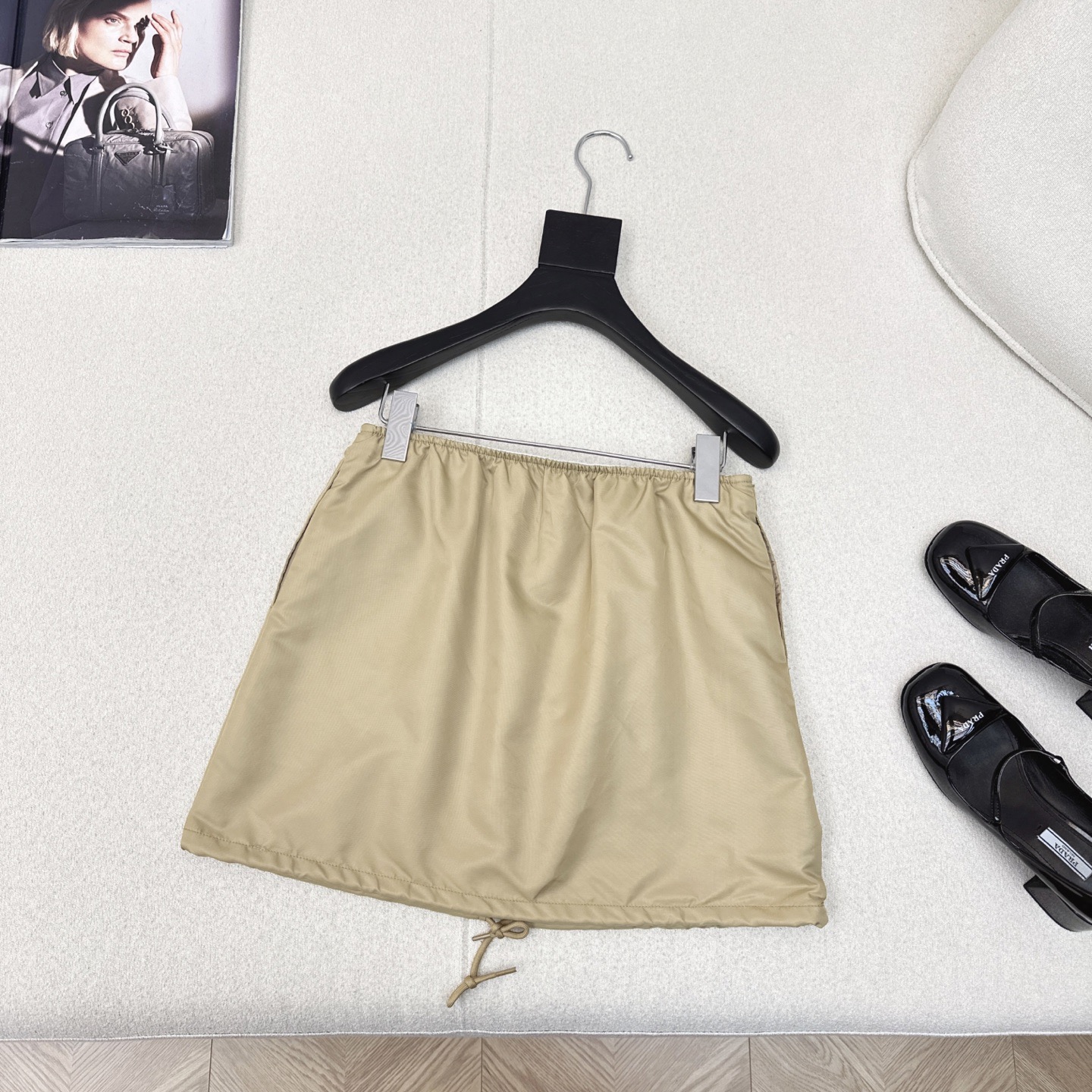 特价🉐️❗️现货齐码❗️不退不换❗️独家首发 PD 25Ss————春夏最新款经典三角标装饰尼龙半裙 🤎