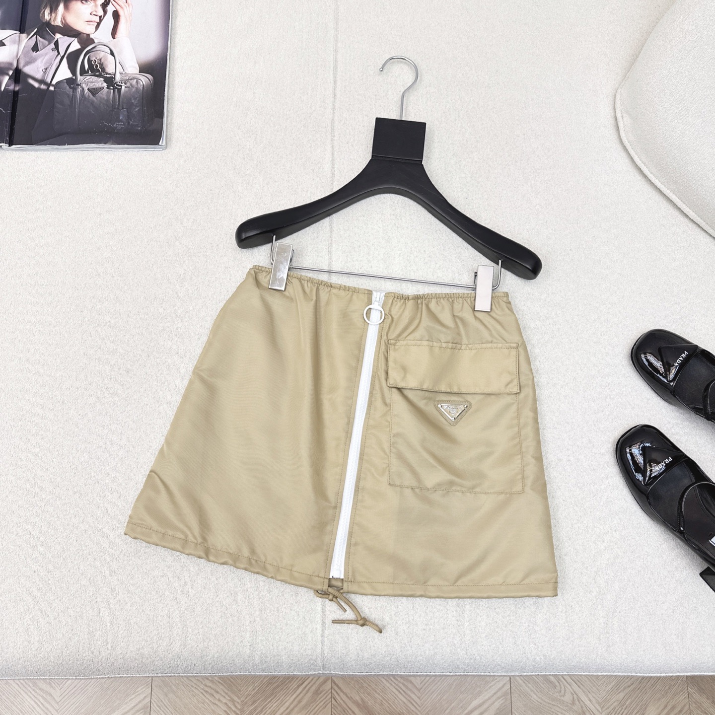 特价🉐️❗️现货齐码❗️不退不换❗️独家首发 PD 25Ss————春夏最新款经典三角标装饰尼龙半裙 🤎