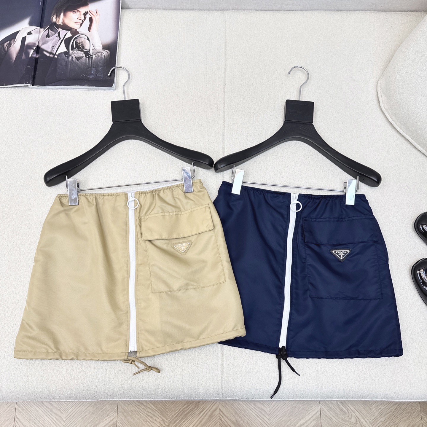 特价🉐️❗️现货齐码❗️不退不换❗️独家首发 PD 25Ss————春夏最新款经典三角标装饰尼龙半裙 🤎