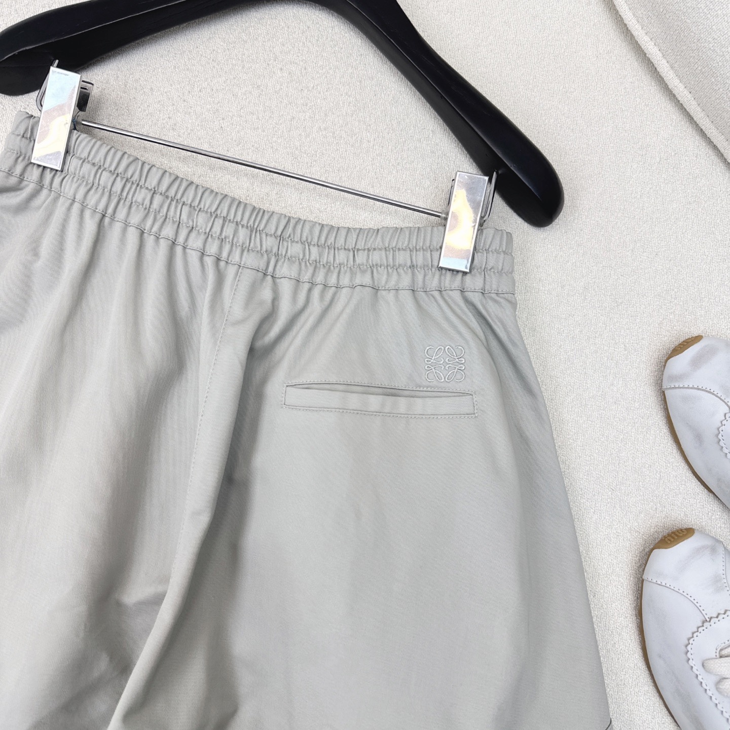 特价🉐️❗️SM❗️不退不换❗️Loe 25Ss———早秋最新款时髦套装🩶连帽外套+松紧腰短裤 定制进口