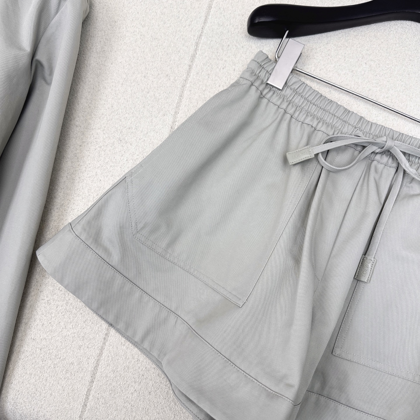 特价🉐️❗️SM❗️不退不换❗️Loe 25Ss———早秋最新款时髦套装🩶连帽外套+松紧腰短裤 定制进口