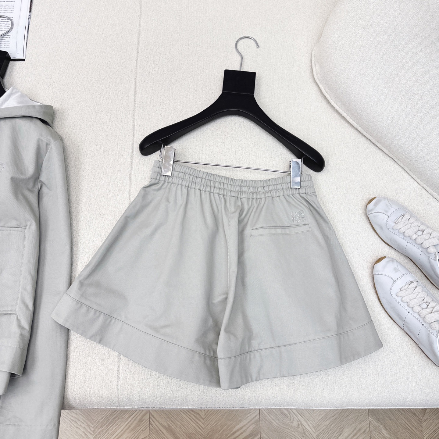 特价🉐️❗️SM❗️不退不换❗️Loe 25Ss———早秋最新款时髦套装🩶连帽外套+松紧腰短裤 定制进口