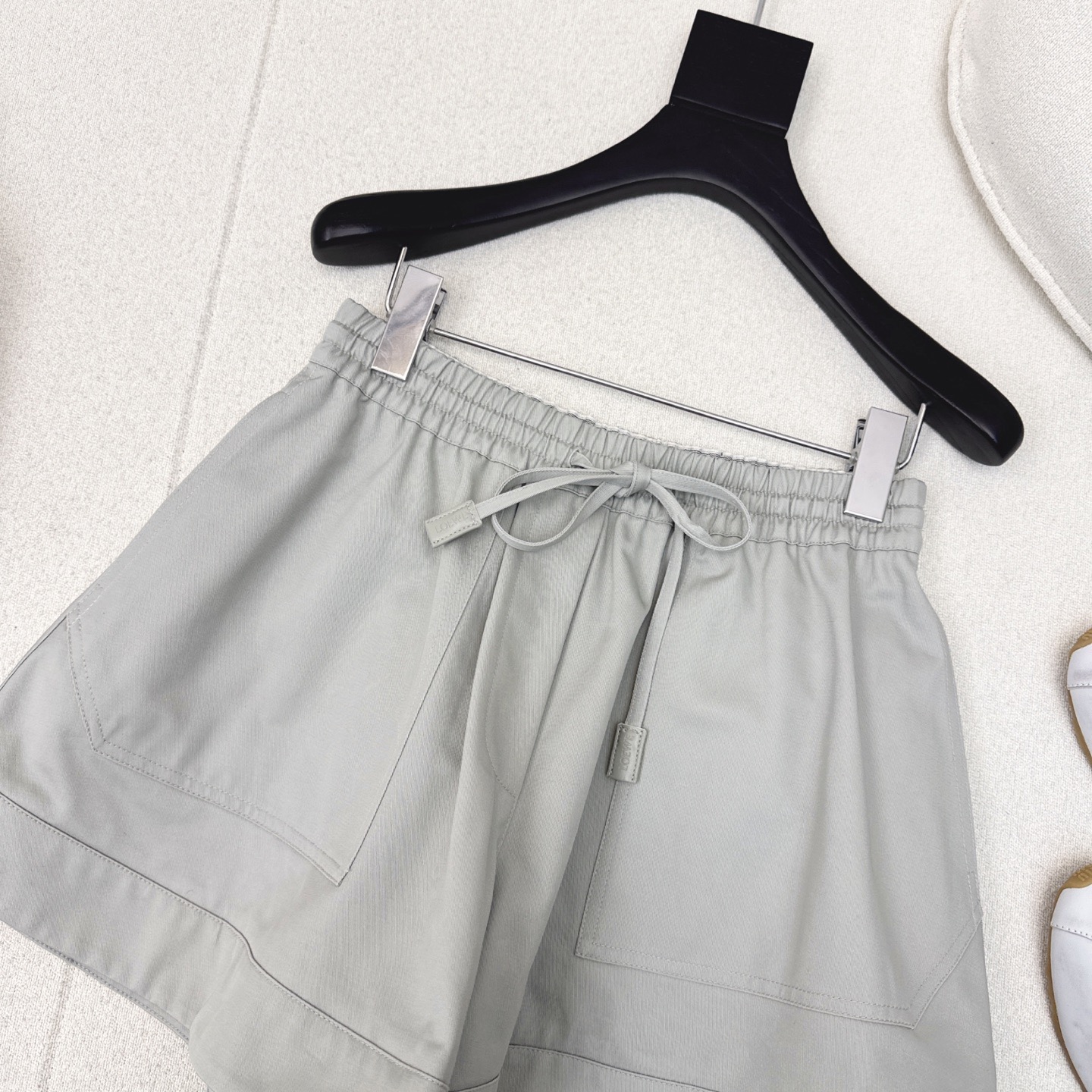 特价🉐️❗️SM❗️不退不换❗️Loe 25Ss———早秋最新款时髦套装🩶连帽外套+松紧腰短裤 定制进口