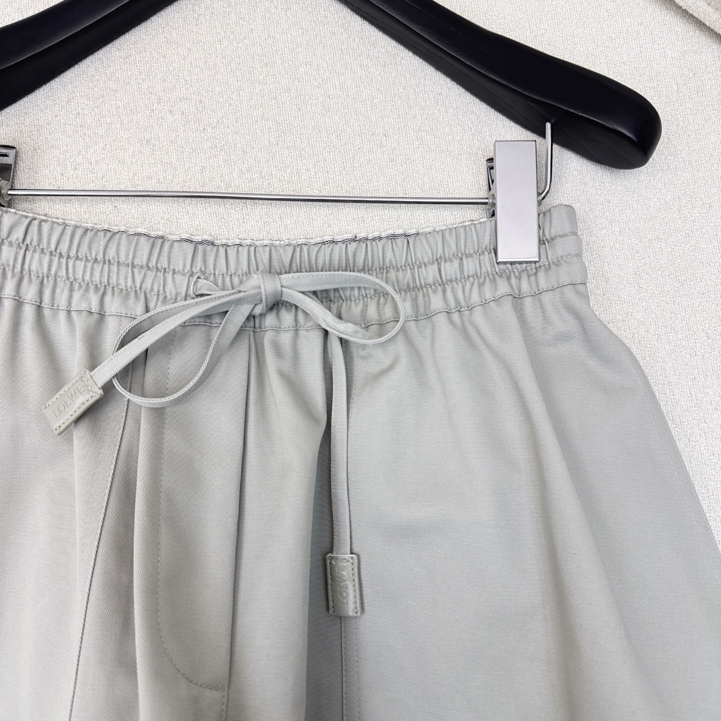 特价🉐️❗️SM❗️不退不换❗️Loe 25Ss———早秋最新款时髦套装🩶连帽外套+松紧腰短裤 定制进口