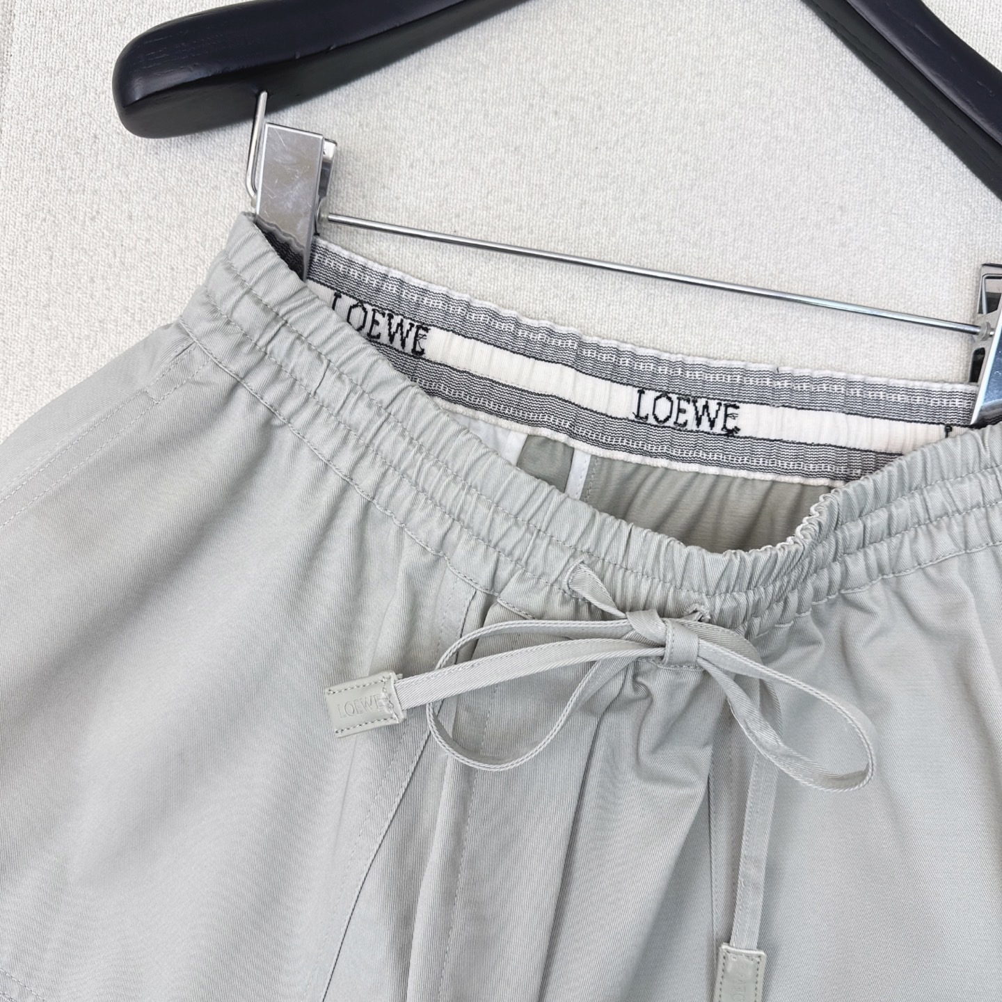 特价🉐️❗️SM❗️不退不换❗️Loe 25Ss———早秋最新款时髦套装🩶连帽外套+松紧腰短裤 定制进口