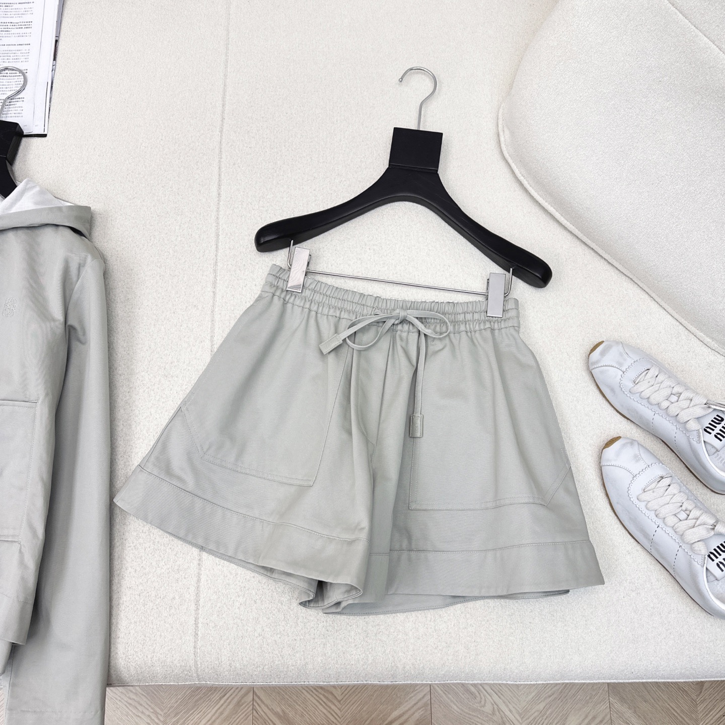 特价🉐️❗️SM❗️不退不换❗️Loe 25Ss———早秋最新款时髦套装🩶连帽外套+松紧腰短裤 定制进口