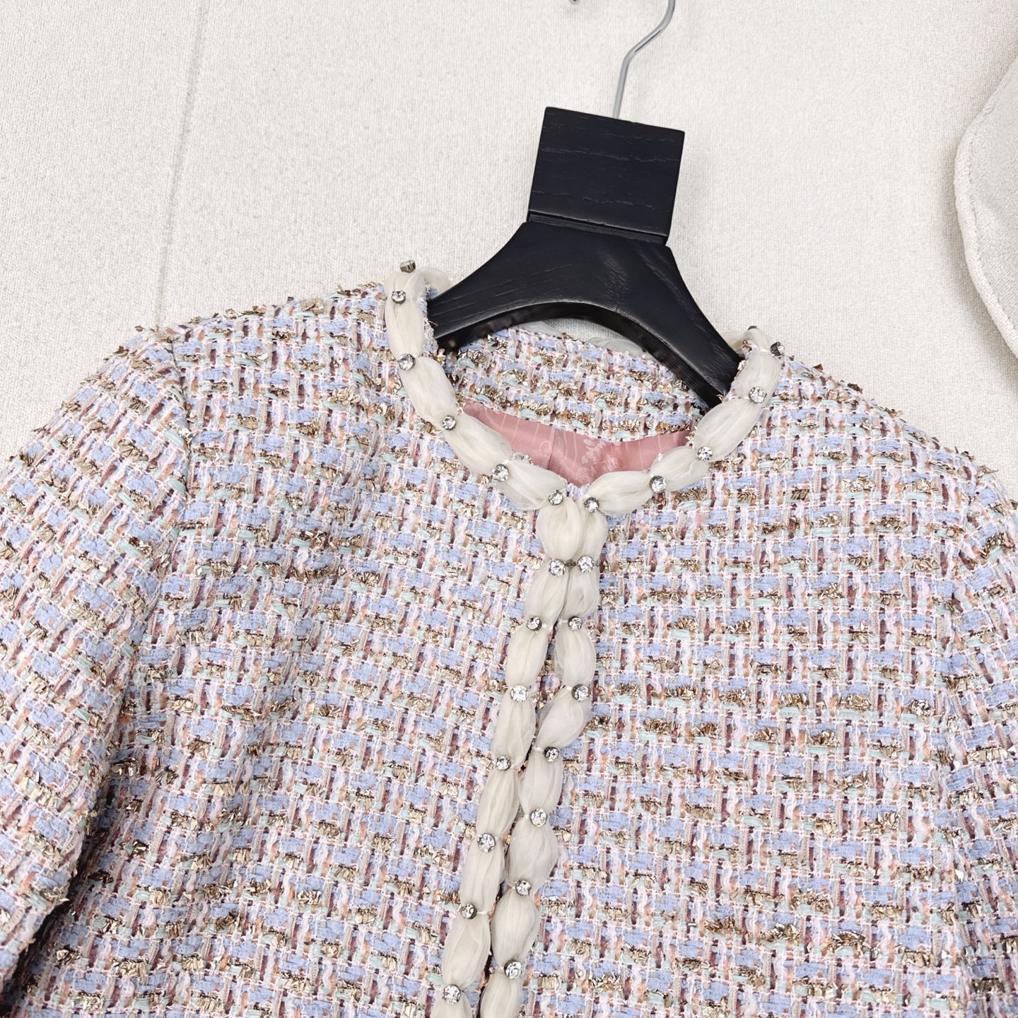 “VLTN 25Ss Semi-Tip P960 Scavenging Dress: High-Quality, Multi-Weaved Fabrics with Acoustic Name” - 图片 4